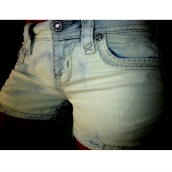 New! Women's Rock Revival Embellished Shorts 24-28 - Picture 3 of 5